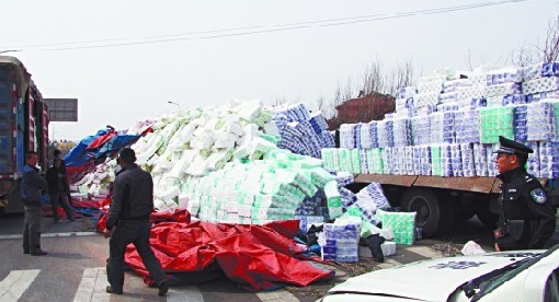 大量衛生紙撒在馬路上阻礙交通