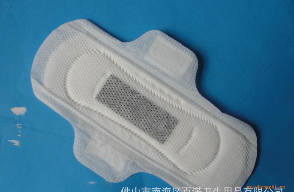 3D立體防漏竹炭芯片排濕透氣日用柔棉衛生巾生產廠家