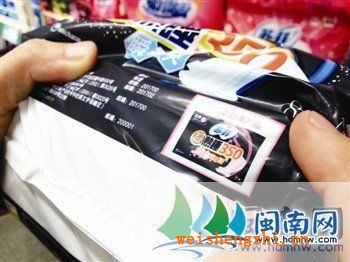 警方稱，制假窩點受生產(chǎn)水平限制，產(chǎn)品包裝會出現(xiàn)一些缺陷，這是辨別真假的方式之一。